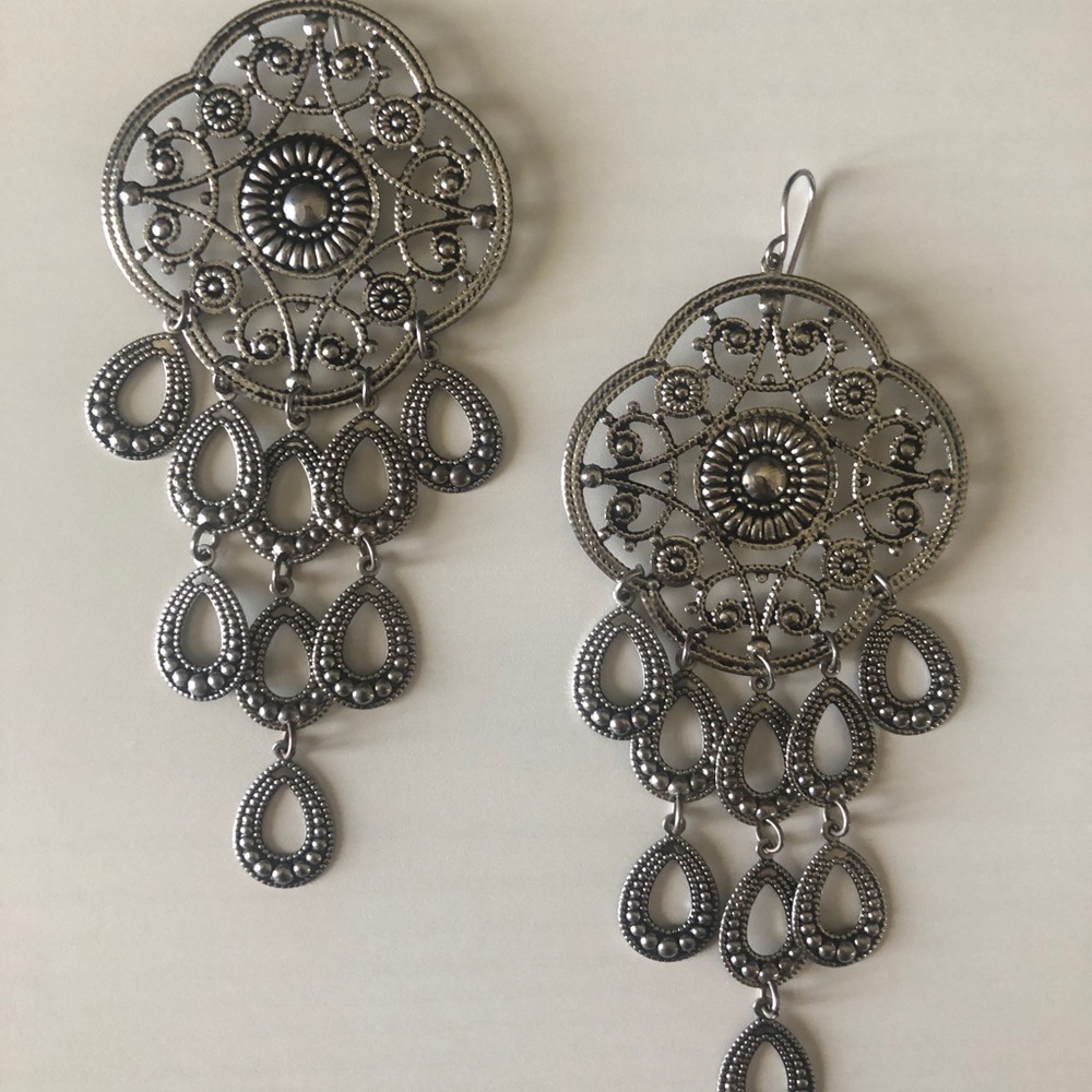Beautiful exotic design chandelier earrings.